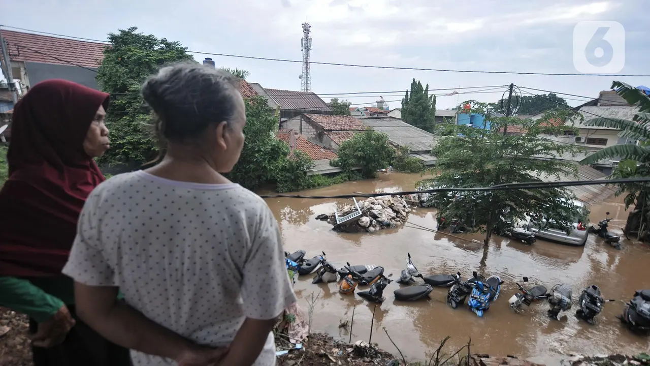 Evakuasi Warga Permukiman Cipinang Melayu