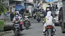 Sering kali dianggap sepele oleh sebagian pengendara kendaraan bermotor, tindakan ini menyimpan risiko besar terhadap keselamatan diri sendiri dan pengguna jalan lainnya. (Liputan6.com/Angga Yuniar)