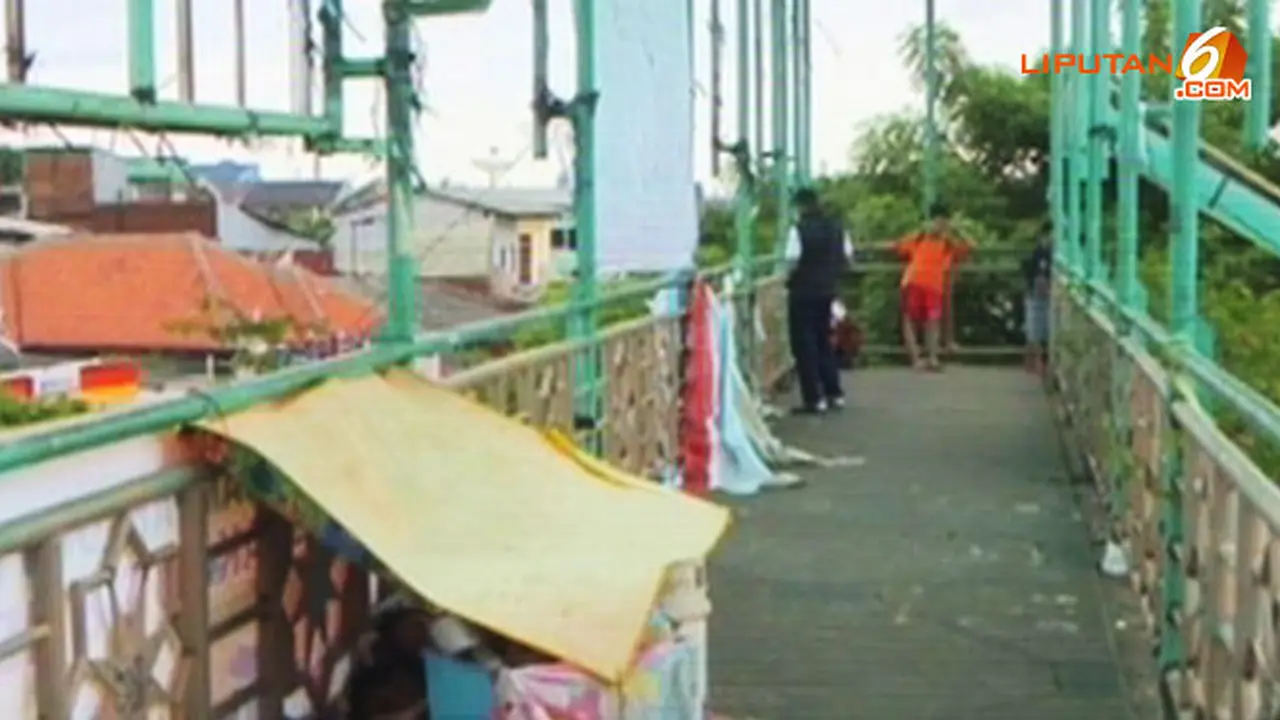 mengungsi-dikolong-jembatan-140130b.jpg