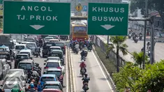 Sejumlah kendaraan melintasi Jalur Bus Transjakarta di Jakarta, Rabu (24/6/2015). Pemprov DKI Jakarta berencana meninggikan jalur bus Transjakarta dengan memasang movable concrete barrier (MCB) dan pintu otomatis. (Liputan6.com/Faizal Fanani)