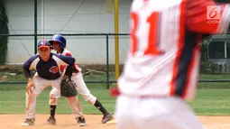 Atlet junior baseball dan softball berlaga dalam turnamen Indonesia Little League 2019 di lapangan softball Senayan, Jakarta, Sabtu (5/1). Turnamen tahunan ini diadakan untuk memupuk rasa sportivitas di level junior. (Liputan6.com/Fery Pradolo)