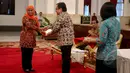 Menkeu Bambang Brodjonegoro memberikan penghargaan kepada Mensos Khofifah Indar Parawansa pada acara pemberian penghargaan dalam rangka penerimaan pajak 2015 dari Kementerian Keuangan di Istana Negara, Jakarta, Rabu (20/5). (Liputan6.com/Faizal Fanani)
