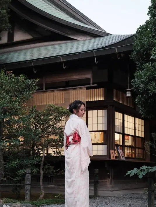 <p>Walaupun demikian, akhirnya Azizah Salsha menetap di Jepang bersama Pratama Arhan. Tak ayal jalinan asmara mereka membuat publik penasaran. [Foto: instagram/azizahsalsha_]</p>