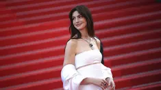 Anne Hathaway berpose untuk fotografer setibanya di pemutaran perdana film 'Armageddon Time' di festival film internasional ke-75, Cannes, Prancis selatan (19/5/2022). Anne Hathaway tampil pertama kalinya di festival film Cannes dengan gaun Armani Privé yang cantik. (AP Photo/Vianney Le Caer)
