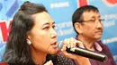 Pakar Hypnoterapi Dewi P Faeni menjadi pembicara pada diskusi bertema Mencari Sang Pembunuh di Jakarta, Sabtu (30/1). Diskusi itu membahas perkembangan kasus kopi sianida dengan tersangka Jessica Kumala Wongso. (Liputan6.com/Immanuel Antonius)