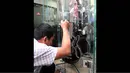  Gitar itu kini menjadi barang pajangan di lemari kaca galeri gratifikasi di Gedung KPK, Jakarta, (17/9/14). (Liputan6.com/Faisal R Syam)
