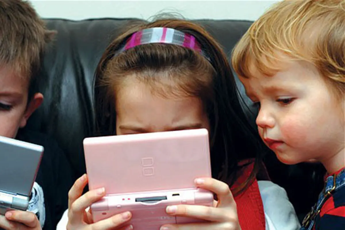 [Bintang] Ilustrasi Anak Main Gadget