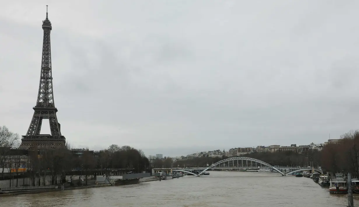 Suasana sungai Seine di Paris yang meluap, Prancis (5/1). Sungai Seine tidak mampu menampung debit air setelah hujan terjadi terus-menerus. (AFP Photo/Ludovic Marin)