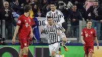 Gelandang Juventus, Stefano Sturaro, merayakan gol ke gawang Bayern Munchen pada leg pertama babak 16 besar Liga Champions di Stadion Juventus, Selasa (23/2/2016). Kedua tim bermain imbang 2-2. (Reuters/Giorgio Perottino)