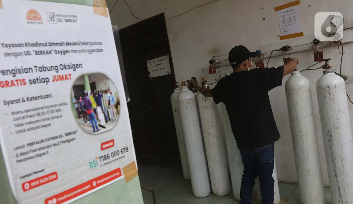 Pekerja menyiapkan pengisian ulang tabung oksigen di UD Berkah Oksigen, Kota Depok, Jawa Barat, Jumat (6/8/2021). Yayasan Khadimul Ummah Madani bekerjasama dengan UD Berkah Oksigen menyelenggarakan isi ulang tabung oksigen gratis setiap Jumat pukul 08.00-17.00 WIB. (Liputan6.com/Helmi Fithriansyah)