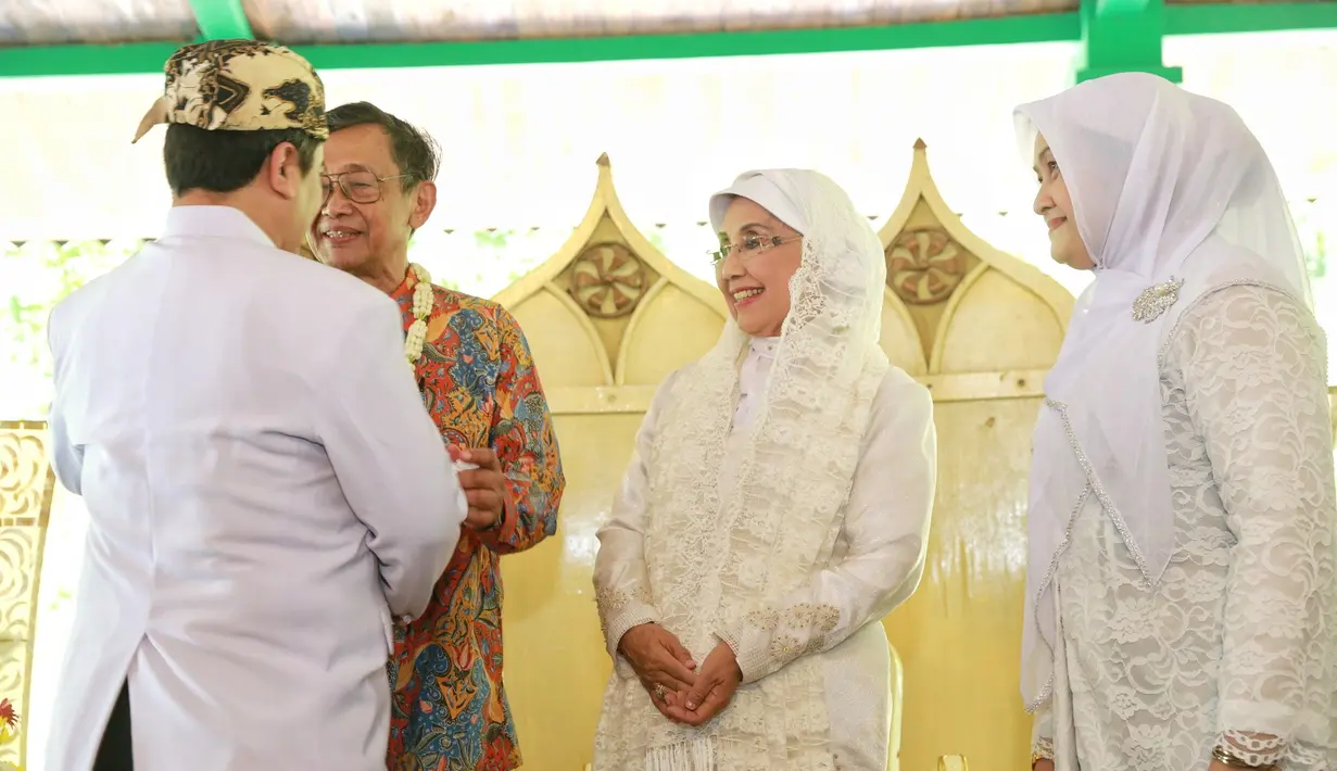 Menurutnya, dengan ia menggelar acara pernikahan di Kasepuhan Cirebon masyarakat akan mengetahui sejarah yang ada di tempat ity. Terlebih untuk warga Cirebon yang menurut Ajip pun tak mengetahuinya. (Adrian Putra/Bintang.com)