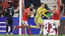 Usai pertandingan, kiper berusia 24 tahun itu mengaku masih sulit mempercayai apa yang baru saja dialaminya. Tampak dalam foto, kiper Benfica asal Ukraina, Anatoliy Trubin (tengah) merayakan gol keempat timnya selama pertandingan pekan ke-8 Liga Champions 2025-2026 melawan Real Madrid di Estadio da Luz, Lisbon, Rabu (28/1/2026) waktu setempat atau Kamis (29/1/2026) dini hari WIB. (PATRICIA DE MELO MOREIRA/AFP)