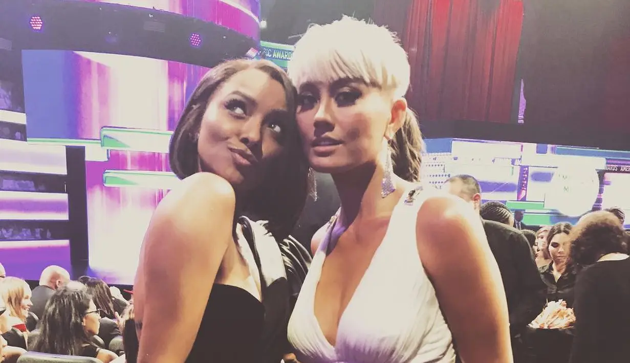 Para pecinta The Vampire Diaries pasti tahu siapa yang foto bareng Agnez Mo! Yup, Kat Graham yang memerankan karakter Bonnie Bennet. Kat sendiri
