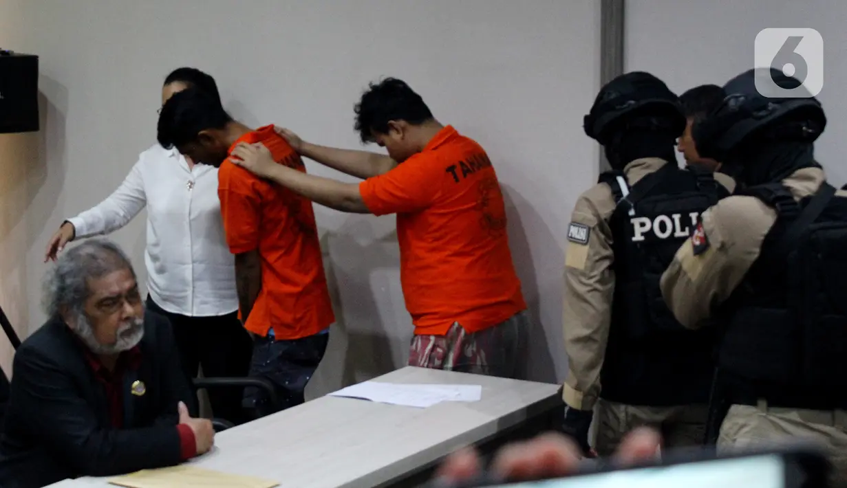 Pelaku kasus prostitusi online di Apartemen Kalibata City dihadirkan dalam konferensi pers di Polres Metro Jakarta Selatan, Rabu (29/1/2020). Pelaku dikenakan UU Nomor 35 Tahun 2004 tentang Perlindungan Anak dengan ancaman hukuman penjara 10 tahun. (merdeka.com/Magang/Muhammad Fayyadh)