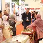 Pengunjung melihat prodak yang di pamerkan dalam Trade Expo Indonesia 2018 di ICE BSD, Kamis (25/10).Pameran ini dihadiri lebih dari 20.000 pengunjung termasuk para pengusaha dari berbagai negara. (Liputan6.com/Angga Yuniar)