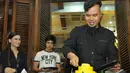 Ahmad Dhani memotong tumpeng pada acara syukuran film 'Kampung Zombie', Pondok Indah, Jakarta Selatan, Senin (7/12/2014). (Liputan6.com/Panji Diksana)