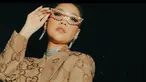 Penyanyi kelahiran 22 Maret 1983 sangat mengikuti mode tren anak muda. Ia sering memakai kacamata kece dengan bernuansa glamor dan blink-blink. BCL bergaya kekinian dengan kacamata warna emas ini berhasil bikin publik terkesima. (Liputan6.com/IG/@bclsinclair)
