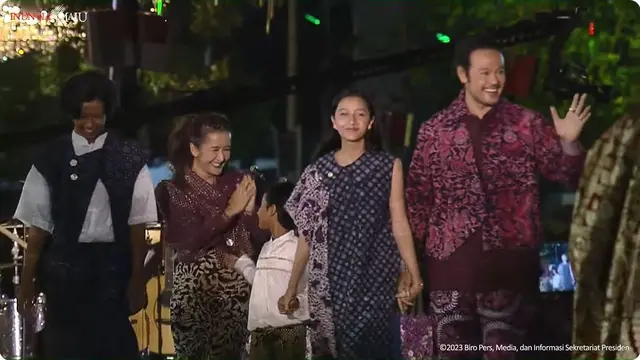 12 Potret Artis Hadiri Acara Istana Berbatik, Tampil Memukau di Catwalk