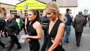 Para gadis "Racegoers" sebelum dimulainya pembukaan pacuan kuda Aintree di Liverpool, Inggris, Kamis (7/4/2016). Acara yang digelar setiap tahun ini dihadiri para bangsawan dan kaum menengah. (Reuters/Andrew Yates Livepic)