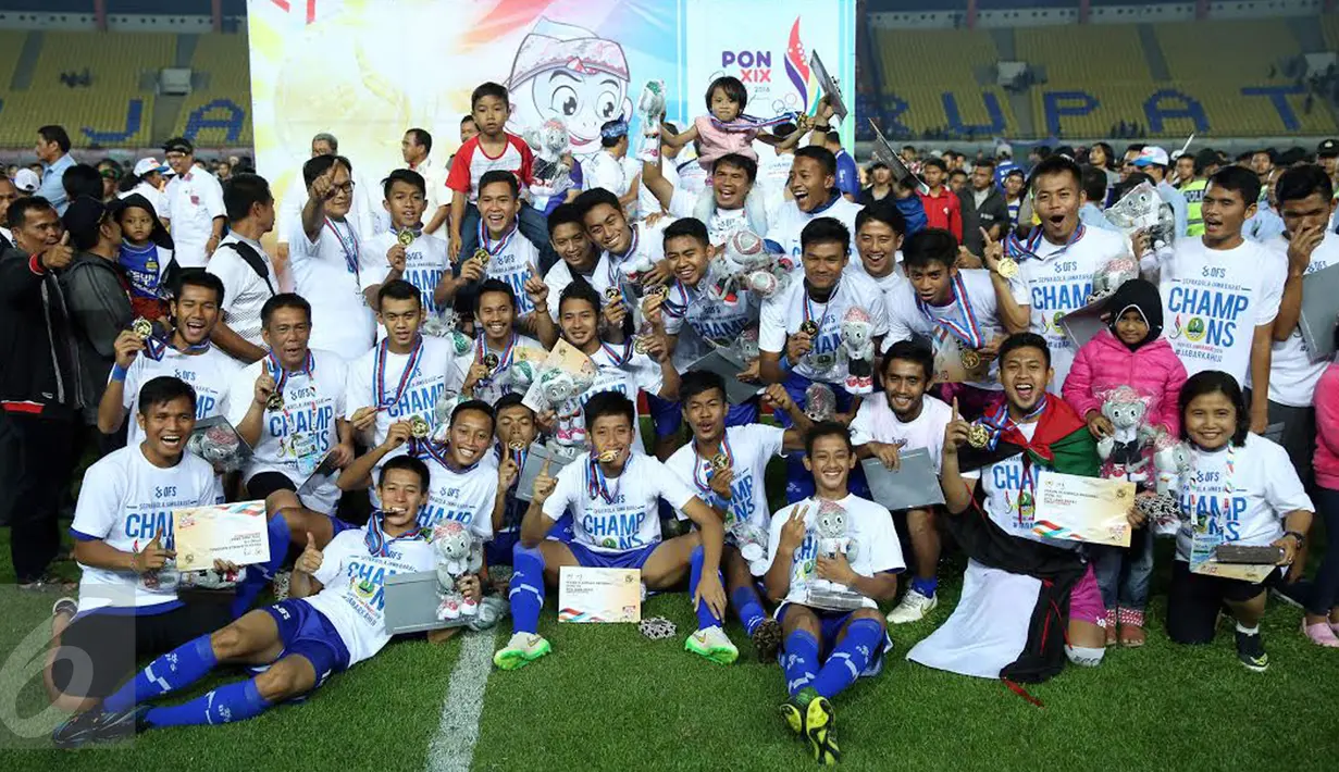 Pesepakbola Jawa Barat melakukan selebrasi juara PON XIX 2016 usai menumbangkan Sulawesi Selatan di laga final di Stadion Si Jalak Harupat, Kab Bandung, Rabu (28/9). Jabar unggul lewat adu penalti 5-4. (Liputan6.com/Helmi Fithriansyah)