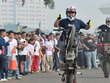 Freestyler melakukan atraksi freestyle sepeda motor saat memeriahkan Festival Damai Millenial Road Safety di Monas, Jakarta, Minggu (23/6/2019). Festival ini menyosialisasikan disiplin berlalu lintas serta merajut persatuan dan kesatuan, khususnya generasi millienial. (merdeka.com/Iqbal Nugroho)