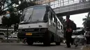 Ahok menilai Bus Kopaja mini sudah tidak layak beroperasi di Jakarta, Jumat (8/5/2015). Pemerintah Provinsi DKI Jakarta secara bertahap membenahi angkutan masal tersebut. (Liputan6.com/Johan Tallo)