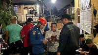 Anggota Damkar Kota Depok saat melakukan penanganan rumah longsor di bantaran Kali Ciliwung, Pondok Cina, Depok. (Istimewa)