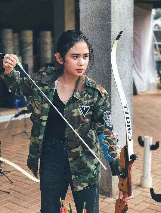 Aktris muda satu ini cukup sering menggunakan denim saat tengah bersantai. Bahkan, saat tengah mencoba berolahraga panah, penampilan sederhana Tissa juga terlihat sederhana namun stylish. (Liputan6.com/IG/tissabiani)