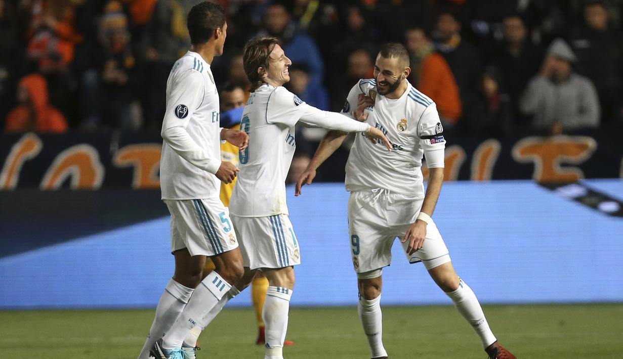 Pemain Real Madrid, Karim Benzema (kanan) merayakan gol bersama rekannya saat melawan APOEL pada laga Liga Champions grup H di GSP stadium, Nicosia, (21/11/2017). Madrid menang 6-0. (AP/Petros Karadjias)