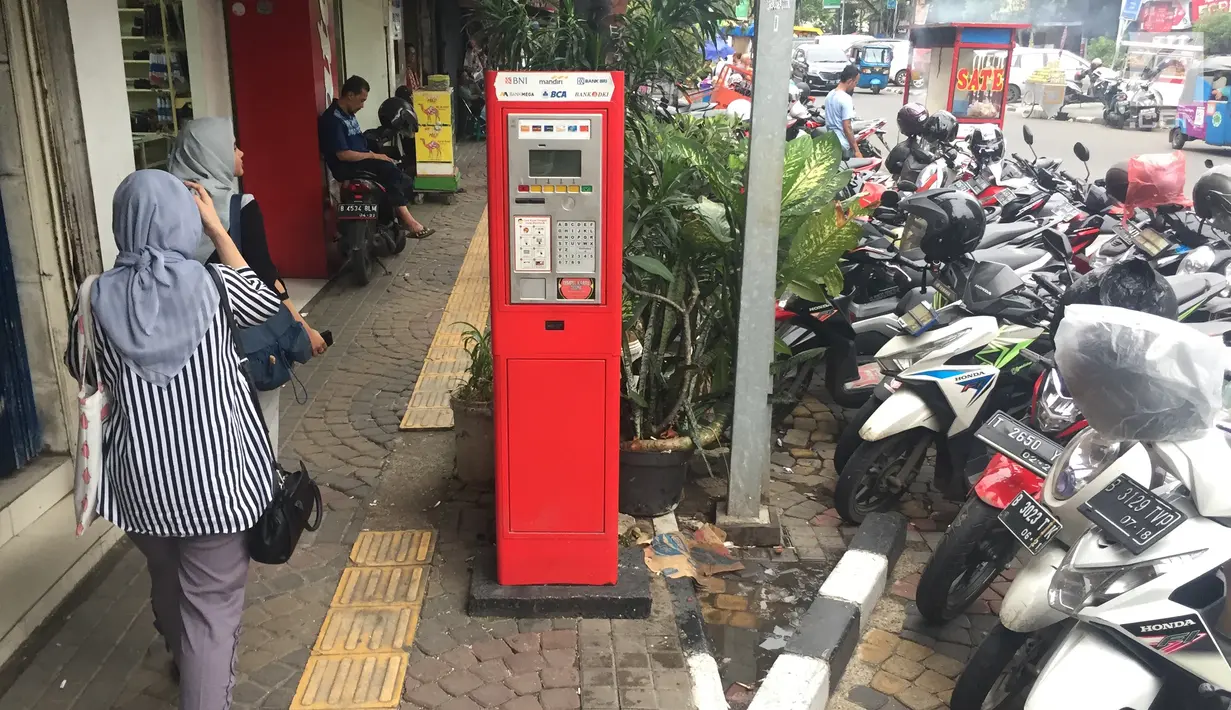 Kondisi mesin parkir yang tidak berfungsi di Jalan Sabang, Jakarta, Jumat (15/12). Karena berakhirnya kontrak dengan pengelola mesin parkir, penarikan biaya parkir di 3 wilayah di Jakarta kembali dilakukan secara manual. (Liputan6.com/Immanuel Antonius)