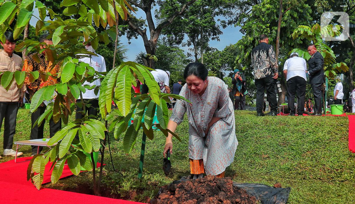 Ketua DPR Puan Maharani melakukan penanaman pohon bersama para delegasi yang hadir pada acara P20 di Taman Energi, Kompleks Parlemen MPR/DPR-DPD, Senayan, Jakarta, Jumat (7/10/2022). Penanaman pohon ini merupakan rangkaian The 8th G20 Parliamentary Speakers’ Summit (P20) yang hari ini merupakan penutupan. (Liputan6.com/Angga Yuniar)