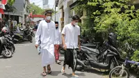 Pemain Timnas Indonesia U-20 usai melaksanakan ibadah solat Jumat di Masjid Al Barokah, Surabaya, Jumat (16/9/2022). (Bola.com/Ikhwan Yanuar)