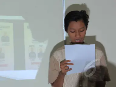 Keluarga membaca surat terbuka untuk Presiden Joko Widodo terkait intimidasi yang dilakukan penyidik BNN terhadap Siti Farida Wulandari di LBH Jakarta, Senin (25/5/2015). Siti ditahan BNN sejak 5 April 2015. (Liputan6.com/Helmi Afandi)
