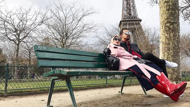 [Bintang] 11 Tahun Menikah, Ini 8 Foto Romantis Sultan Djorghi dan Annisa Trihapsari