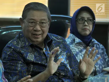 Ketua Umum Partai Demokrat Susilo Bambang Yudhoyono (SBY) memberikan keterangan pers saat memantau hasil quick count Pilkada Serentak 2018 dari Ruang Monitoring di Wisma Proklamasi, Jakarta, Rabu (27/6). (Merdeka.com/Iqbal S. Nugroho)