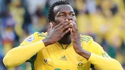 Selebrasi bek Afrika Selatan Bongani Khumalo seusai menjebol gawang Prancis di penyisihan Grup A PD 2010 di Free State Stadium, Bloemfontein, 22 Juni 2010. Afsel unggul 2-1. AFP PHOTO / JEWEL SAMAD 