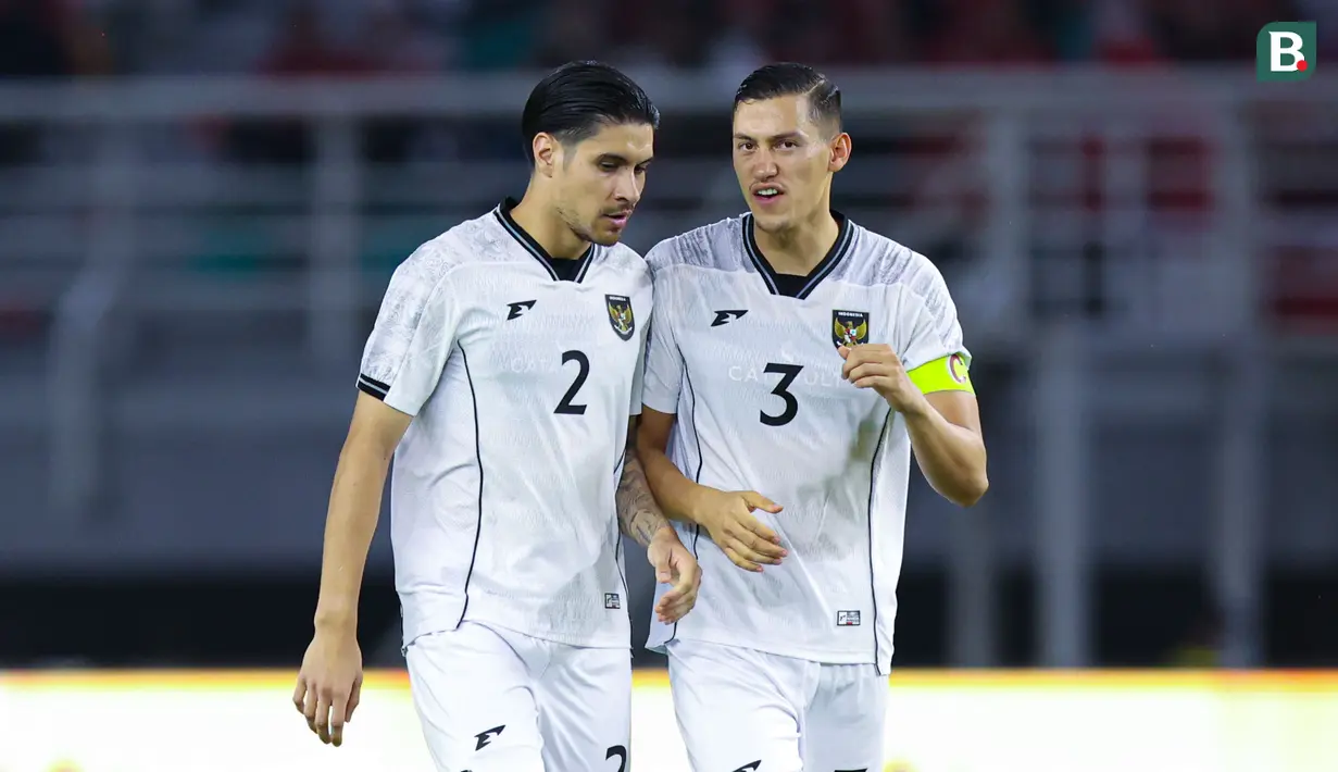 <p>Pemain Timnas Indonesia,&nbsp;Kevin Diks&nbsp;berbincang dengan Jay Idzes saat melawan Timnas Lebanon dalam laga FIFA Matchday 2025 di Stadion Gelora Bung Tomo, Surabaya, Senin (8/9/2025). (Bola.com/Abdul Aziz)</p>