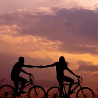 Beberapa pasangan zodiak punya chemistry alami yang bikin hubungan tetap tenang, minim konflik, dan harmonis tanpa drama berlebihan. (Foto: Everton Vila/Unsplash)