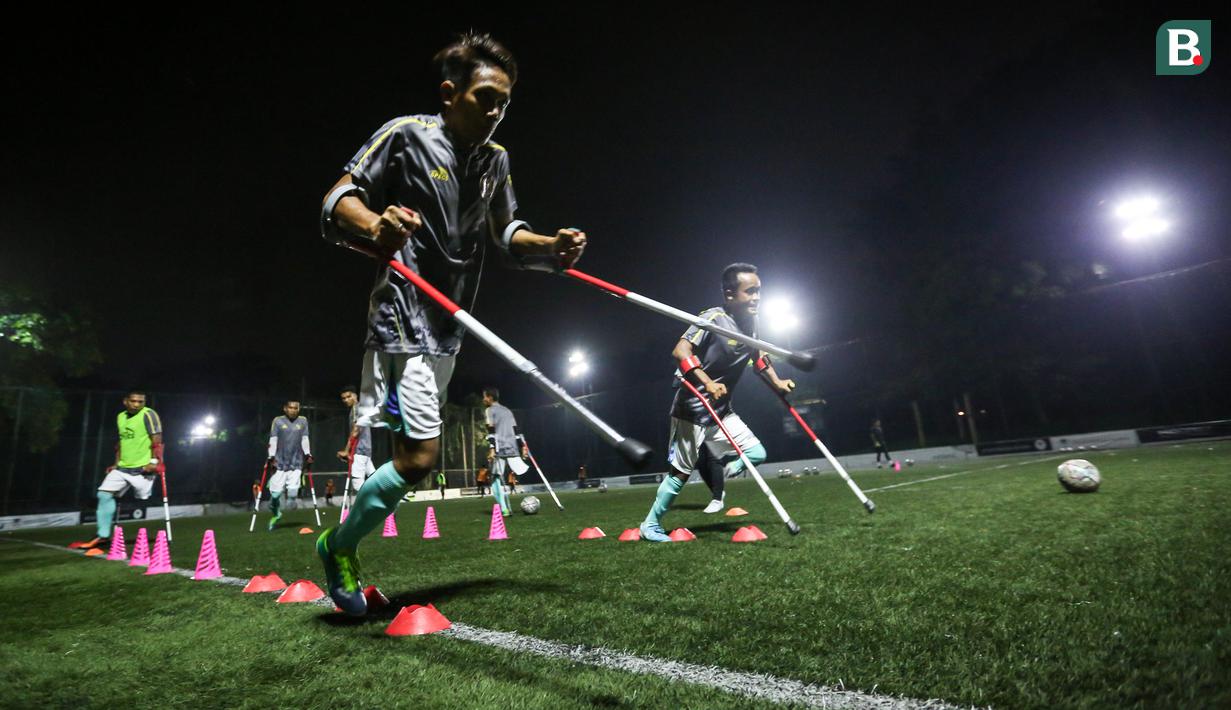 Pemain Timnas Sepak Bola Amputasi Indonesia melakukan pemanasan sebelum laga uji coba untuk persiapan Piala Dunia Amputasi 2022 melawan Persaj Jakarta di Serenia Hills Mini Soccer, Jakarta Selatan, Senin (08/08/2022). Garuda INAF menang dengan skor 13-0. (Bola.com/Bagaskara Lazuardi)