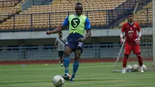 Victor Igbonefo menjalani latihan perdana bersama Persib Bandung di Stadion Gelora Bandung Lautan Api, Selasa (22/1/2020). (Liputan6.com/Huyogo Simbolon)