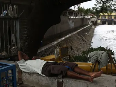 Buih terlihat di aliran Kali Duri yang berwarna hitam di kawasan Jakarta Barat, Sabtu (24/11). Dinas Lingkungan Hidup DKI Jakarta mengungkapkan bahwa sebanyak 61 persen aliran sungai di Jakarta mengalami pencamaran berat. (Liputan6.com/Herman Zakharia)