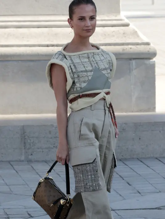 Aktris Swedia Alicia Vikander tiba untuk presentasi koleksi Louis Vuitton Womenswear Sping-Summer 2023 selama Paris Fashion Week, di Paris, pada 4 Oktober 2022. (AFP/GEOFFROY VAN DER HASSELT)