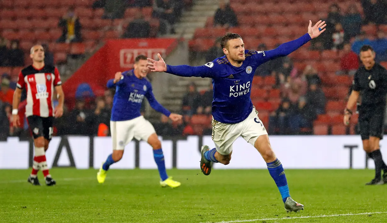 Pemain Leicester City Jamie Vardy melakukan selebrasi usai mencetak gol ke gawang Southampton pada laga Liga Inggris di Stadion St Mary, Southampton, Inggris, Jumat (25/10/2019). Leicester City membantai Southampton 9-0. (AP Photo/Alastair Grant)