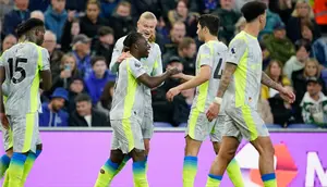 Selebrasi pemain Manchester City usai gol Jeremy Doku ke gawang Everton di Liga Inggris, 5 Mei 2026. (AP Photo/Dave Thompson)