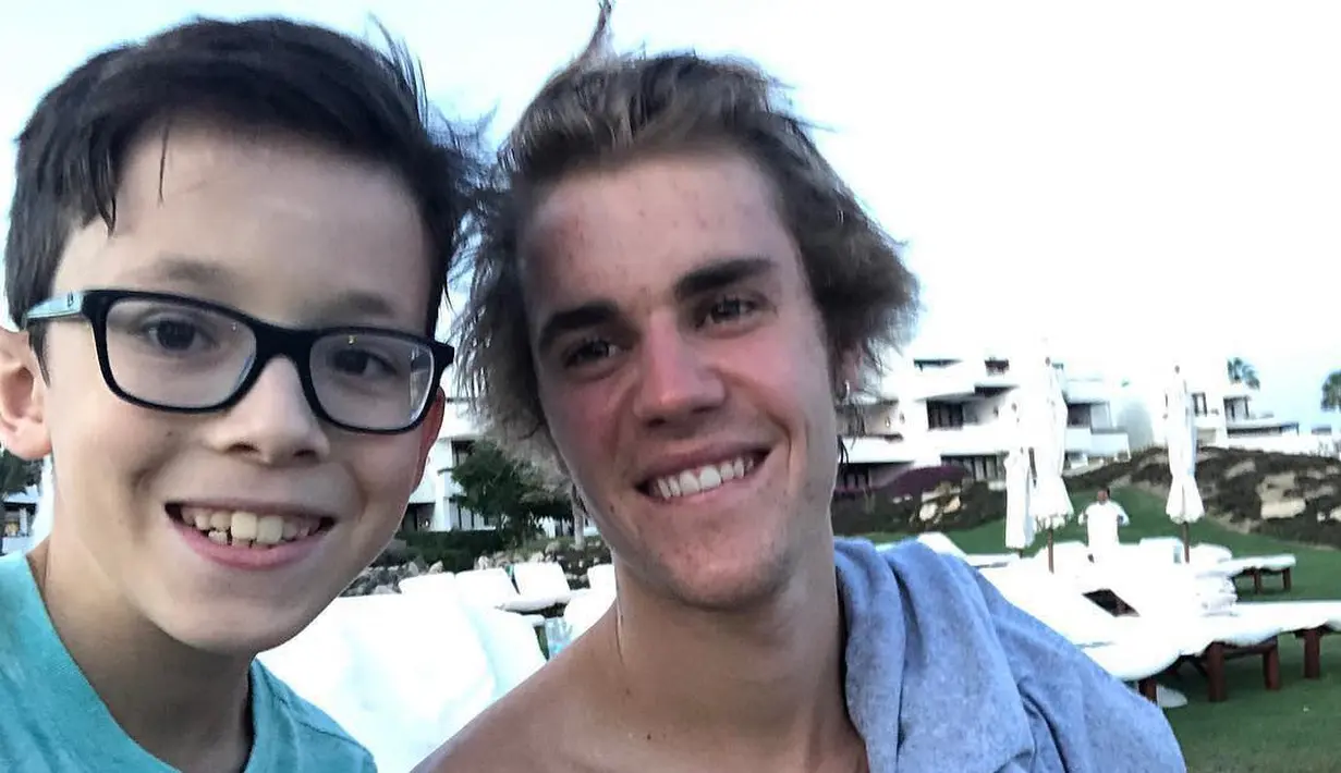Meski tak terlihat bersama dengan Justin Bieber, seorang penggemar berhasil menangkap sosok pelantun lagu Sorry tersebut berada di sebuah pantai di Meksiko pada 1 Januari. (instagram/thesantiagocarrera)