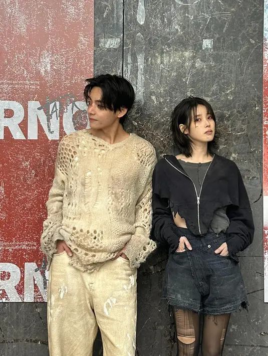 <p>Tentu saja, V banyak ditampilkan di dalamnya! Mereka berpose berlatarkan dinding di lokasi syuting. (Foto: Instagram/ dlwlrma)</p>