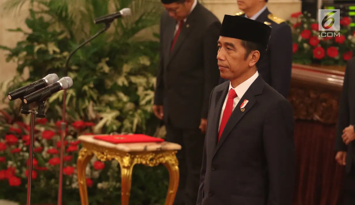 Presiden Joko Widodo saat memimpin penganugerahan gelar Pahlawan Nasional di Istana Negara, Jakarta, Kakis (8/11). Keputusan penganugerahan gelar Pahlawan Nasional termaktub dalam Keputusan Presiden Nomor 123/TK/2018. (Liputan6.com/Angga Yuniar)
