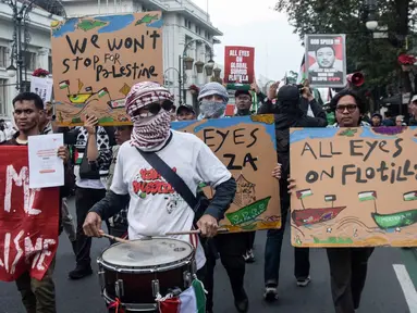 Pengunjuk rasa dari kalangan jurnalis, mahasiswa, dan warga melakukan aksi solidaritas menentang pencegatan kapal-kapal yang berpartisipasi dalam armada Global Sumud Flotilla, sebuah misi bantuan kemanusiaan warga sipil ke Gaza melalui laut, di Bandung, Jawa Barat, pada Selasa 19 Mei 2026. (Timur Matahari/AFP)