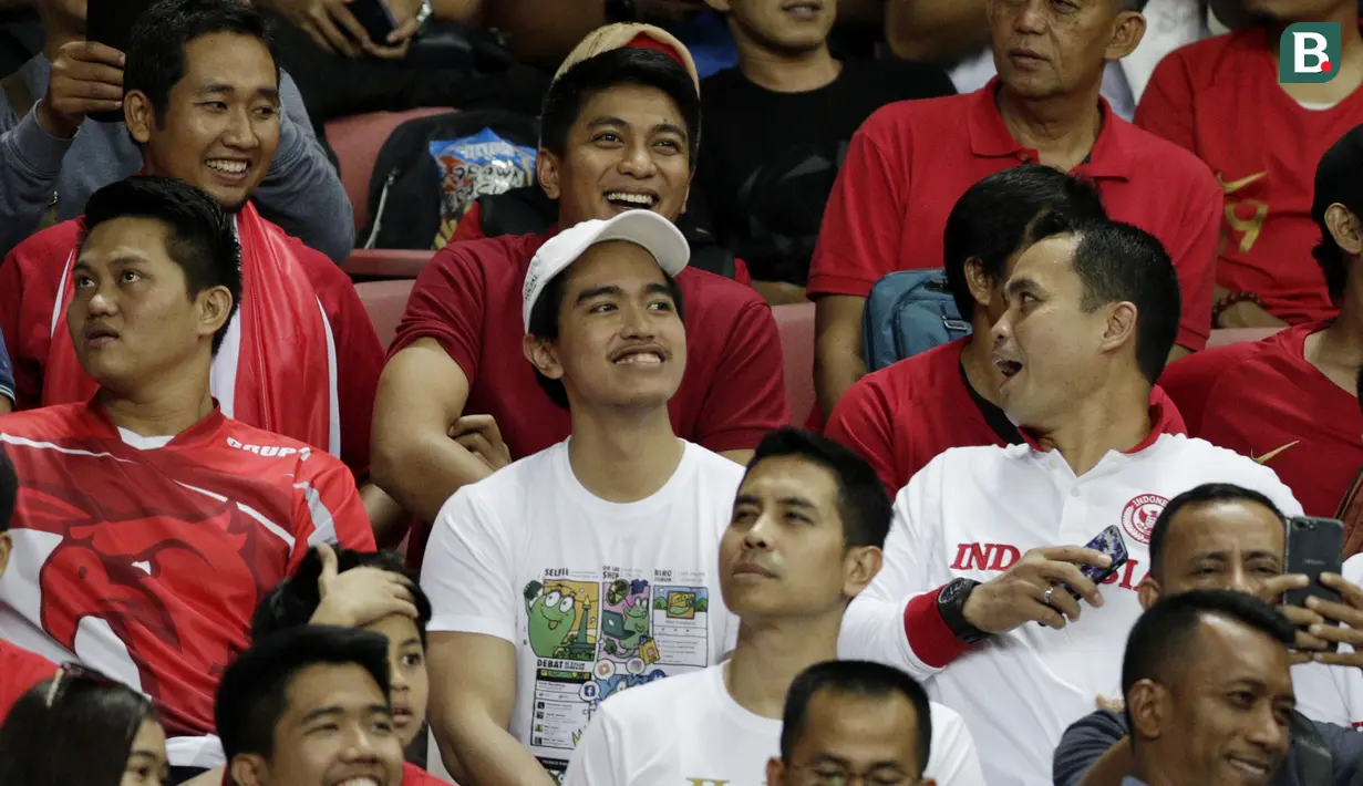 Putra Presiden Joko Widodo, Kaesang Pangarep, menonton laga Piala AFF 2018 antara Singapura melawan Timnas Indonesia di Stadion Nasional, Singapura, Jumat (9/11). Singapura menang 1-0 atas Indonesia. (Bola.com/M Iqbal Ichsan)