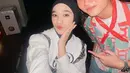 Penyanyi muda Nabila Taqiyyah hadir dengan atasan putih lengan pump dengan aksen lace di baguan dada dan pita hitam. Dipadukan kerudung hitamnya. [@nabilataqiyyah]